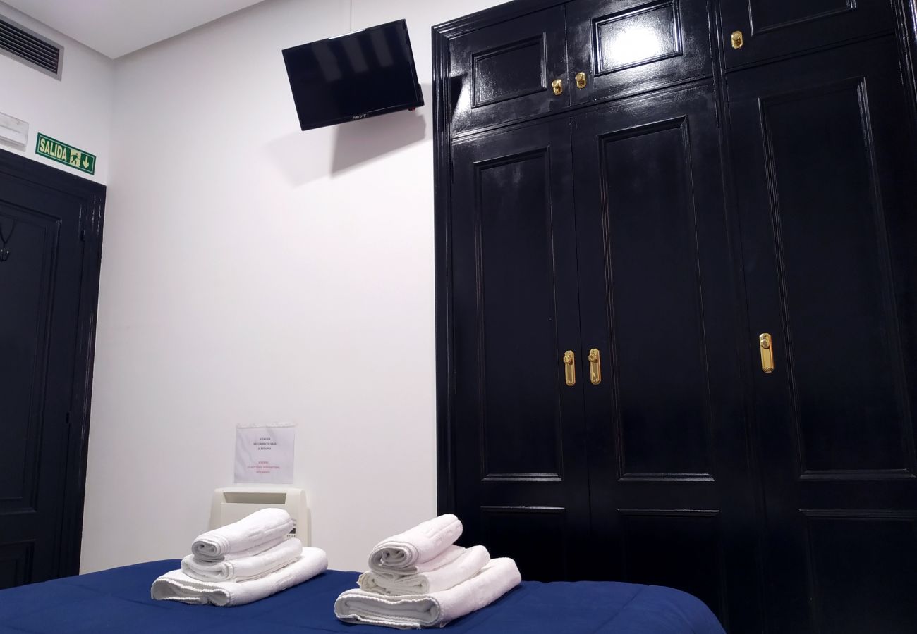 Rent by room in Valencia / València - Plaza de la Reina double room Rent by room in Valencia / València - Plaza de la Reina double room