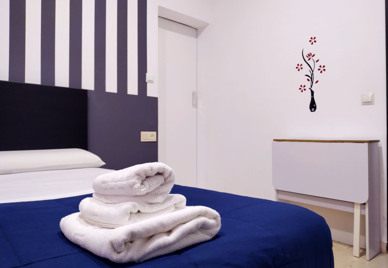 Rent by room in Valencia / València - Plaza de la Reina double room Rent by room in Valencia / València - Plaza de la Reina double room