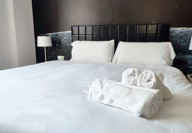 Rent by room in Valencia / València - Plaza de la Reina king double room with views Rent by room in Valencia / València - Plaza de la Reina king double room with views