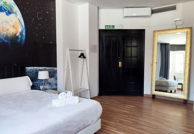 Rent by room in Valencia / València - Plaza de la Reina king double room with views Rent by room in Valencia / València - Plaza de la Reina king double room with views