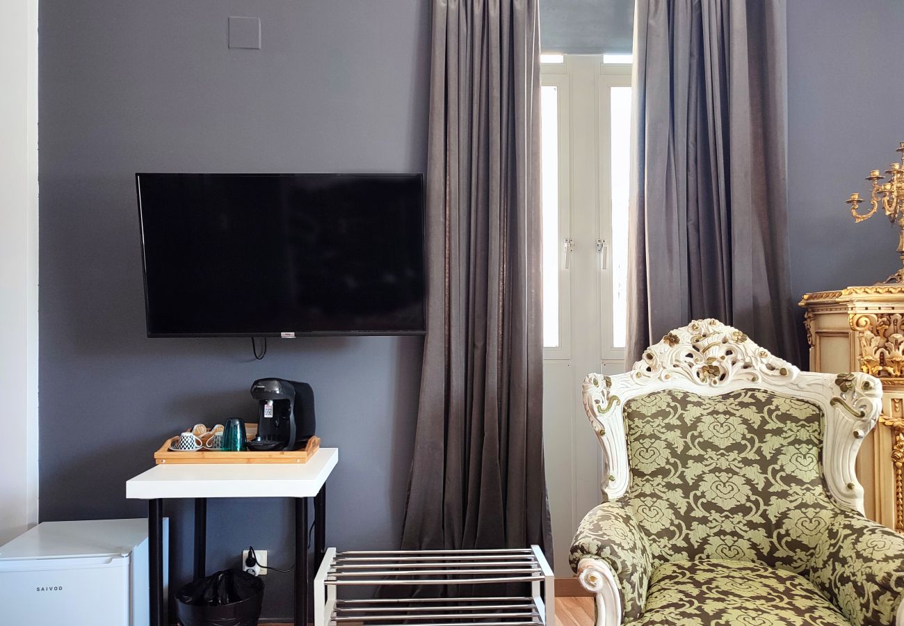 Rent by room in Valencia / València - Plaza de la Reina king double room with views Rent by room in Valencia / València - Plaza de la Reina king double room with views