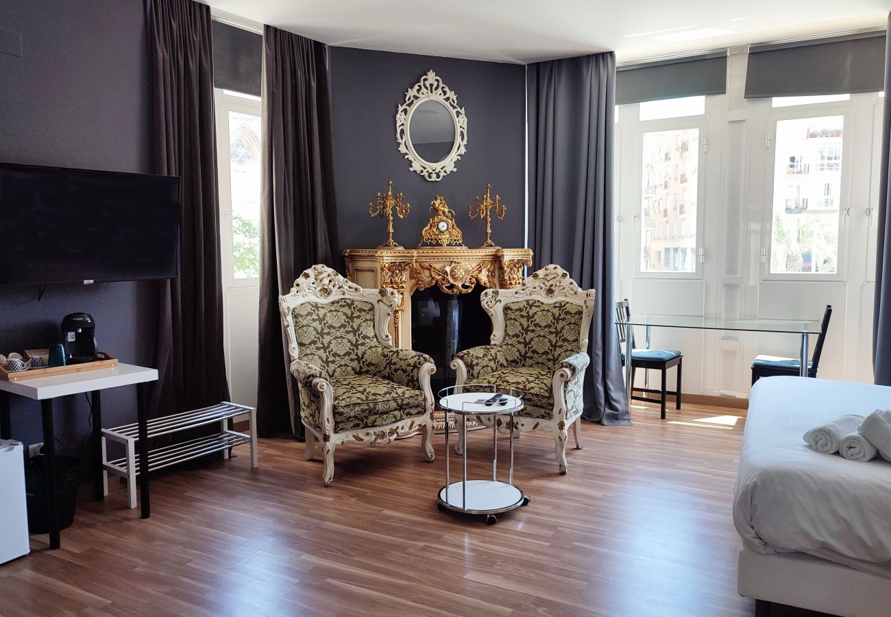 Rent by room in Valencia / València - Plaza de la Reina king double room with views Rent by room in Valencia / València - Plaza de la Reina king double room with views