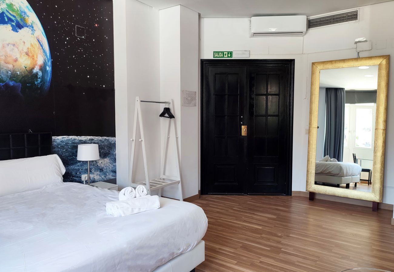Rent by room in Valencia / València - Plaza de la Reina king double room with views Rent by room in Valencia / València - Plaza de la Reina king double room with views
