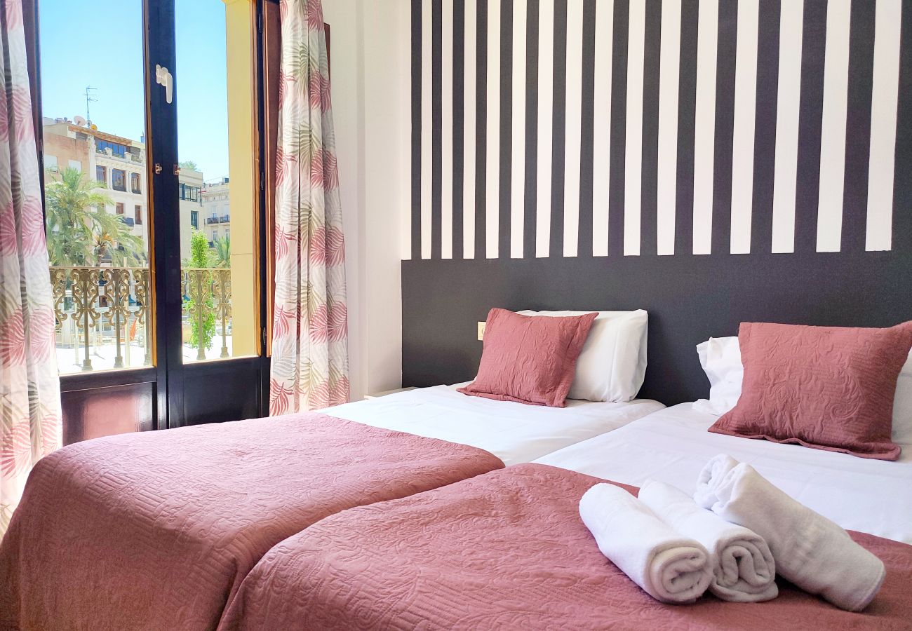 Rent by room in Valencia / València - Plaza de la Reina twin room with views