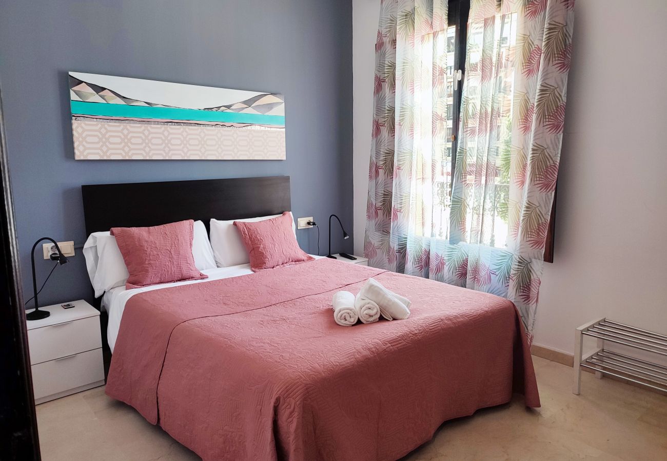 Rent by room in Valencia / València - Plaza de la Reina quadruple room with views