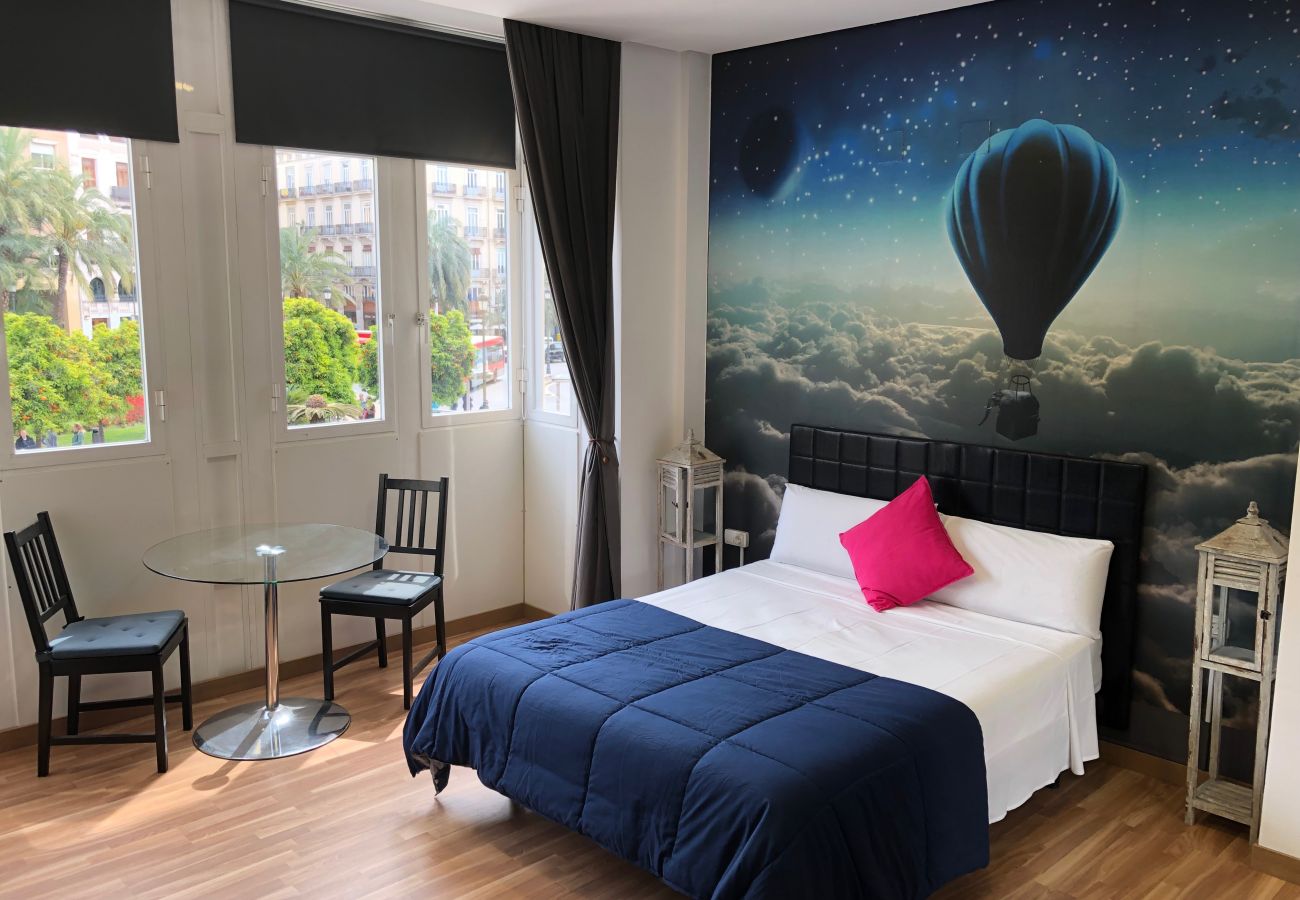 Rent by room in Valencia / València - Plaza de la Reina queen double room with views